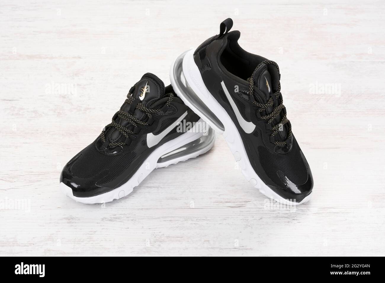 BURGAS, BULGARIA - 8 DE DICIEMBRE de 2020: Zapatillas Nike Air MAX 270 REACT para mujer - en color negro sobre fondo de madera blanco. Nike es un coágulo deportivo global Fotografía de stock - Alamy