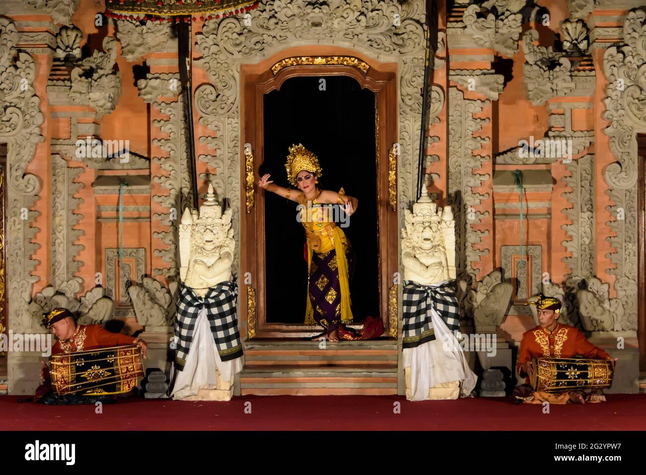 Una artista de danza Legong en Ubud, Bali, Indonesia Foto de stock