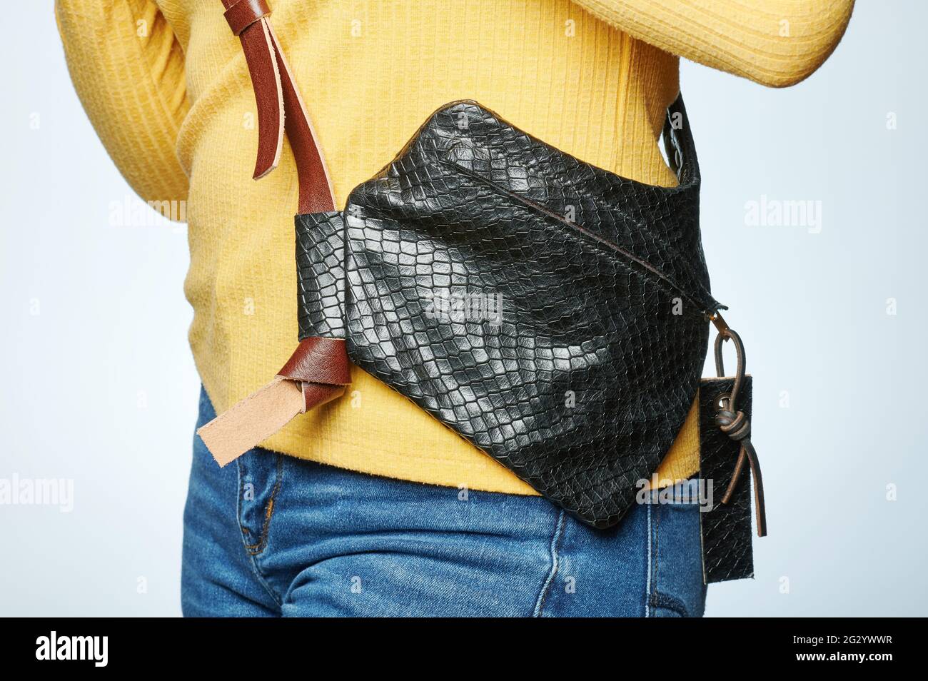 Moderno bolso informal de cuero negro en la espalda de la mujer aislado  Fotografía de stock - Alamy