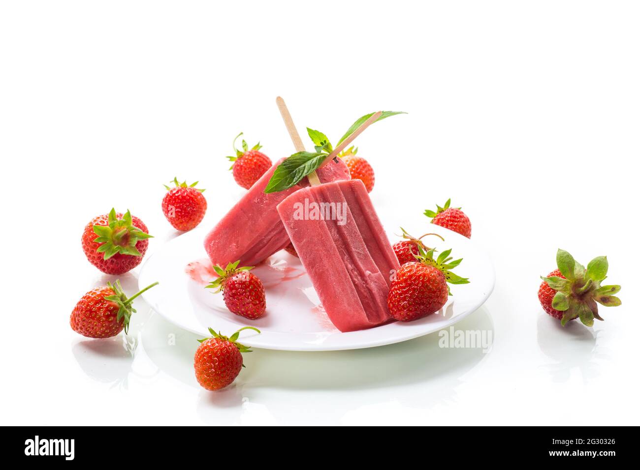 https://c8.alamy.com/compes/2g30326/helado-de-fresa-casero-en-un-baston-hecho-de-fresas-frescas-en-un-plato-aislado-sobre-fondo-blanco-2g30326.jpg