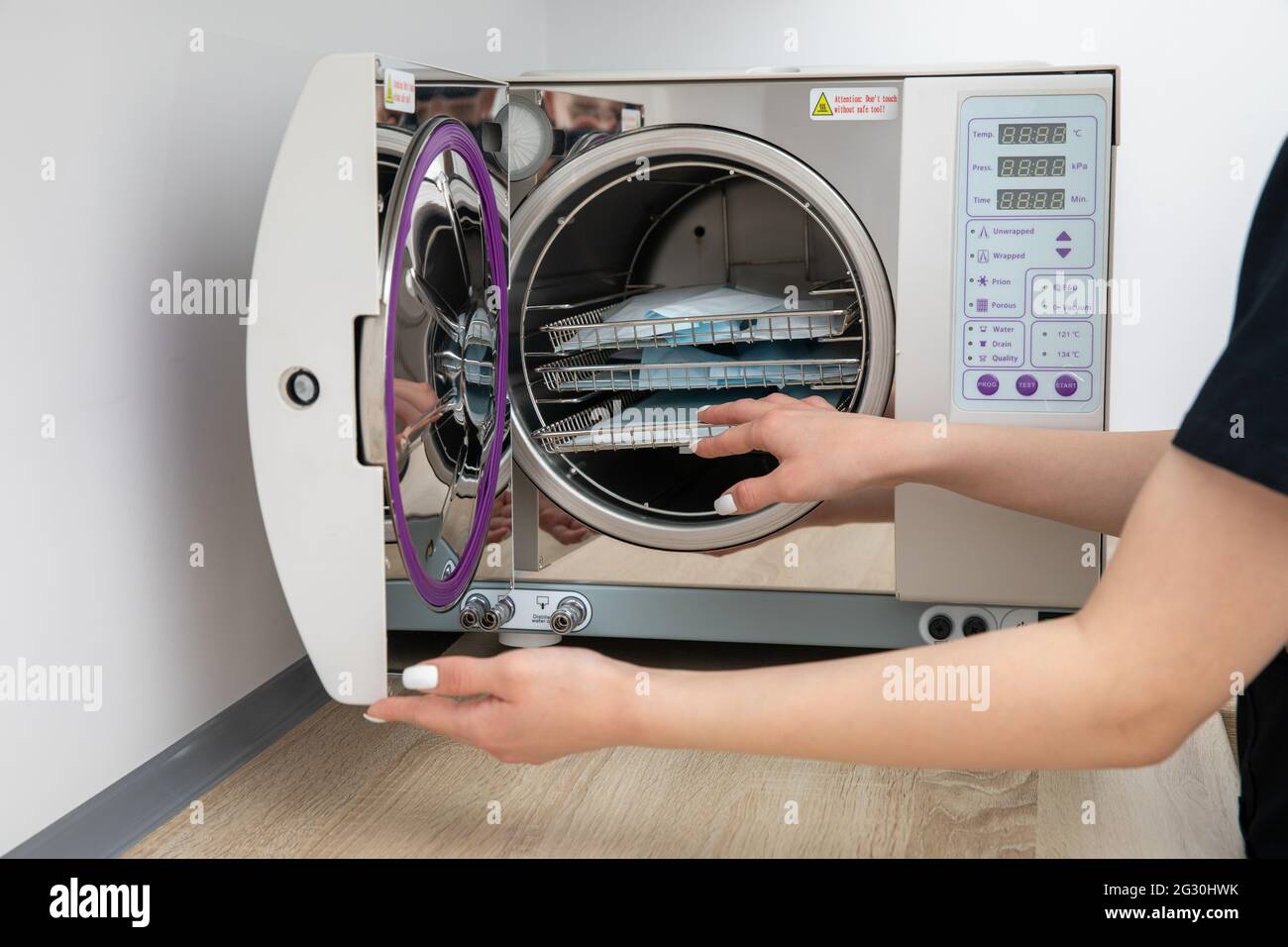 Esterilización de instrumentos médicos en autoclave en consulta dental Fotografía de stock Alamy