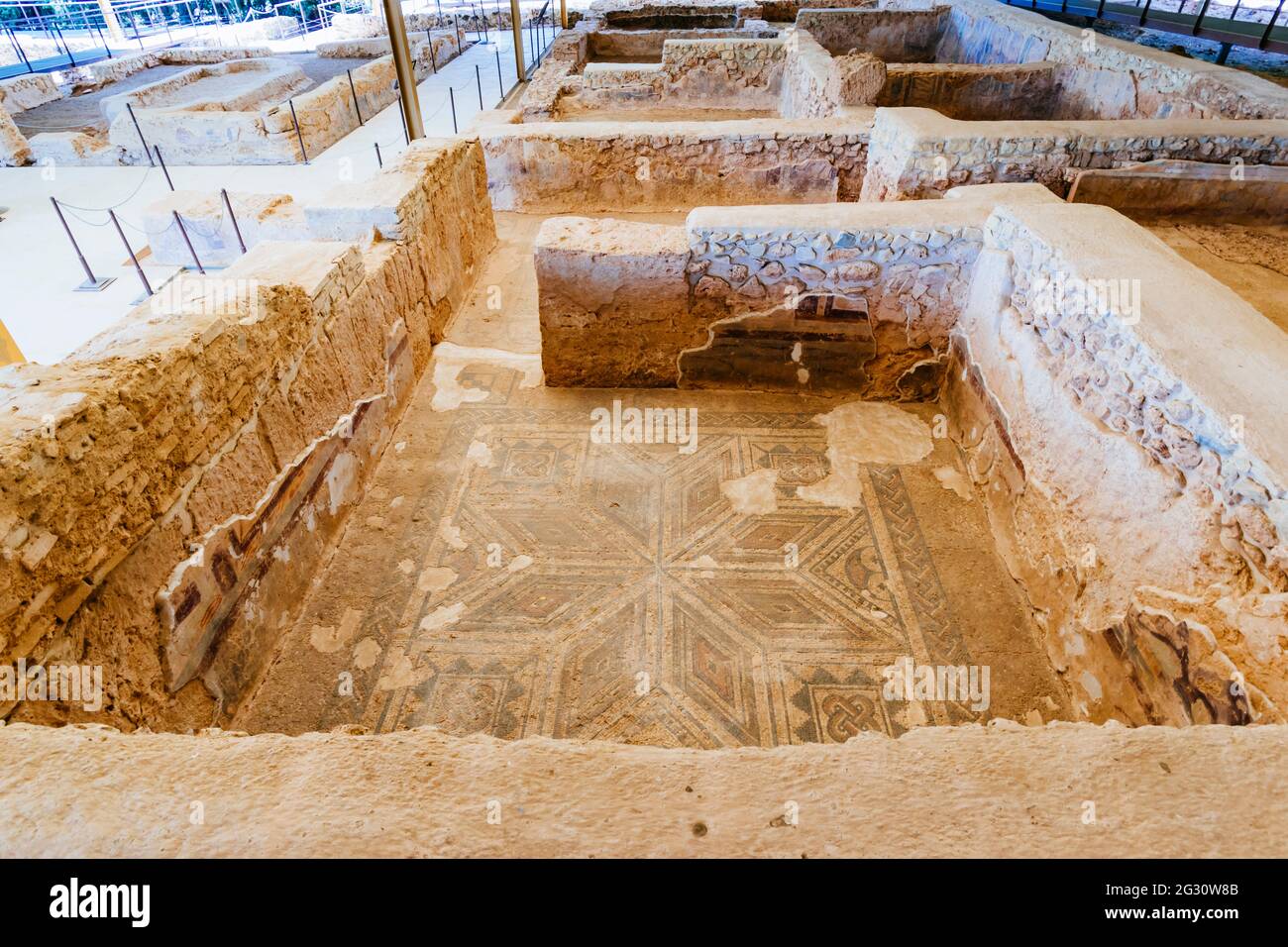 El yacimiento arqueológico de la villa romana de El Ruedo - Villa romana de El Ruedo, se encuentra cerca del municipio de Almedinilla. Almedinilla es una S Foto de stock