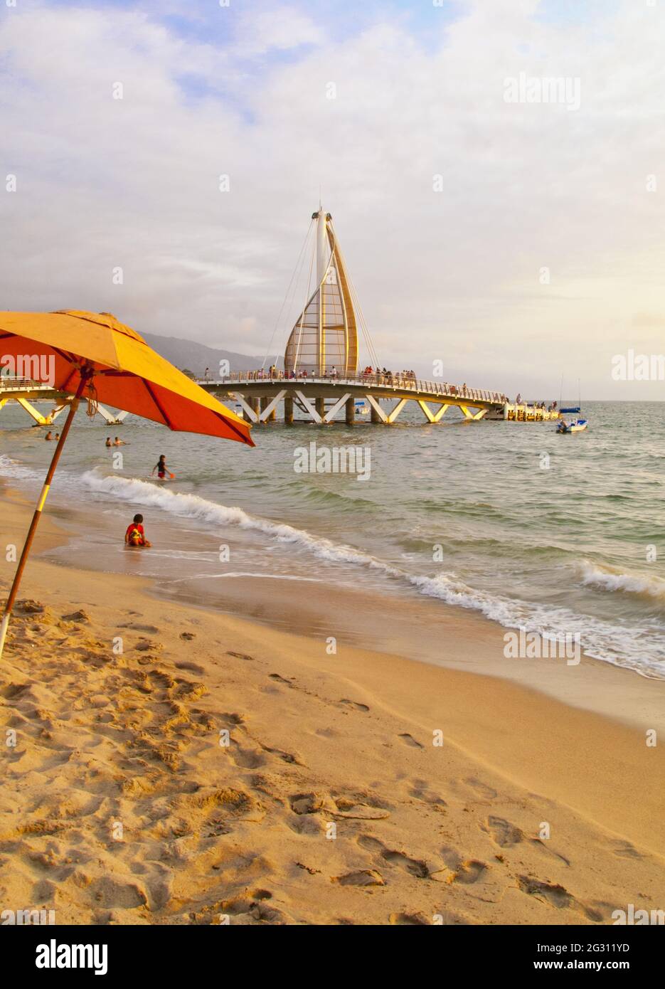 Escultura de vela y cambio de colores del muelle - Inaugurado en 2013 y diseñado por el arquitecto mexicano Jesús Torres Vega, vista desde la playa Foto de stock