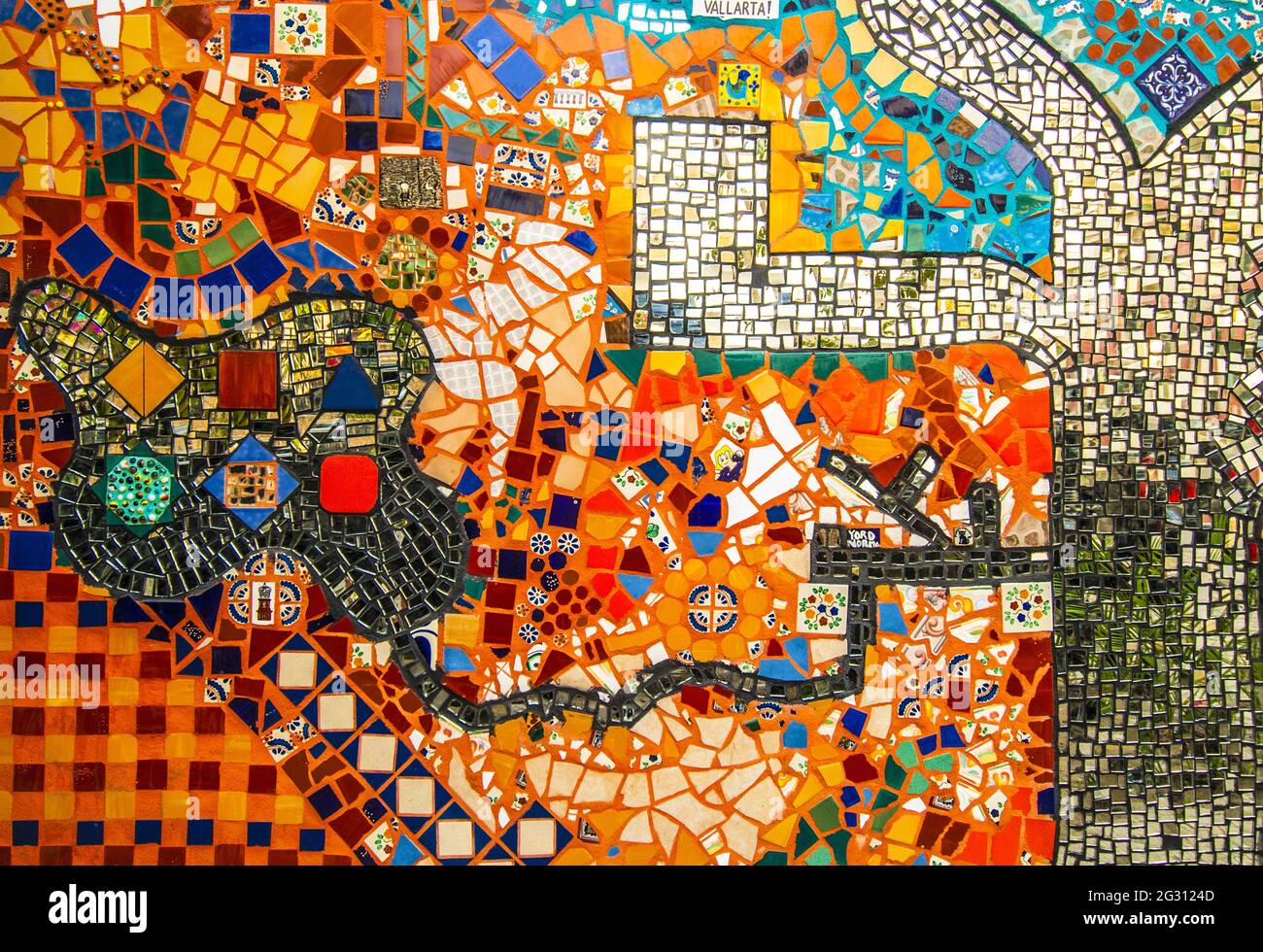 Mozayko Vallarta es un proyecto de mosaico que conmemora el 44th aniversario de la ciudad de Puerto Vallarta, creado por el artista local Natasha Moraga. Foto de stock