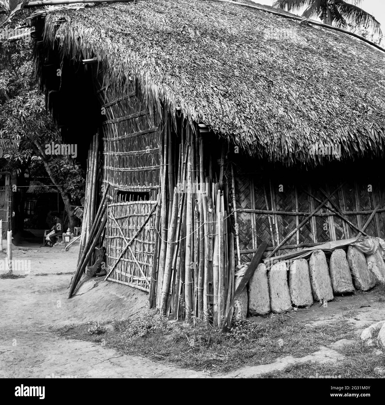 Una casa de paja y cerámica. Esta imagen fue capturada el 30 de marzo de 2021 en Shekhornagar, Bangladesh, Asia del Sur Foto de stock