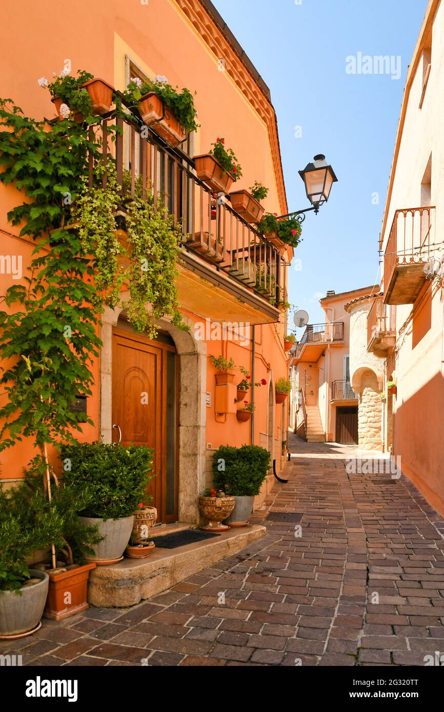 Ruvo del Monte, Italia, 06/12/2021. Una pequeña calle entre las casas antiguas de un pueblo medieval en la región de Basilicata. Foto de stock