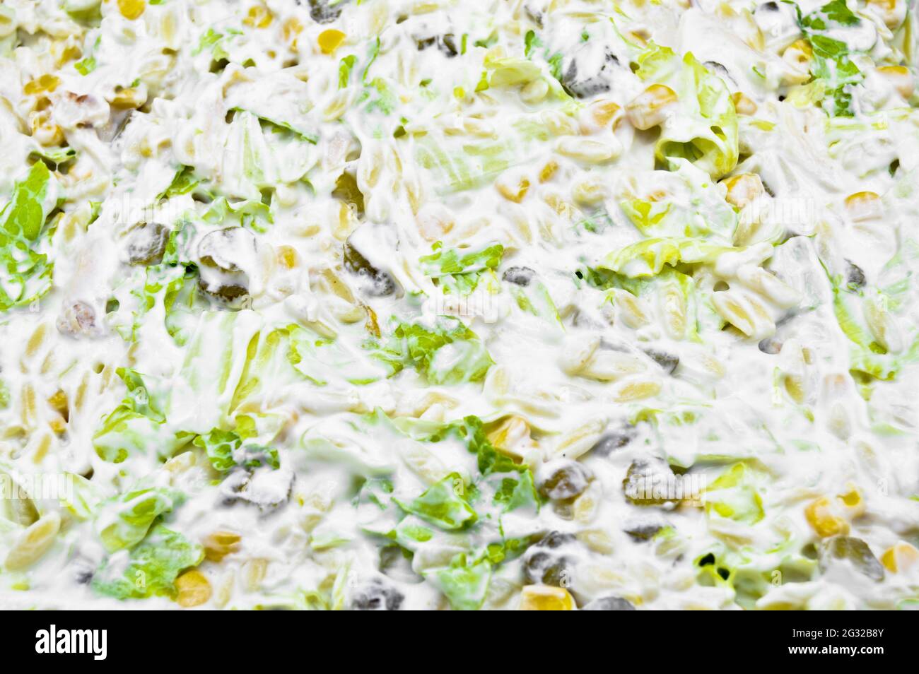 Ensalada de lechuga de maíz de mayonesa fresca y saludable, primer plano  Fotografía de stock - Alamy