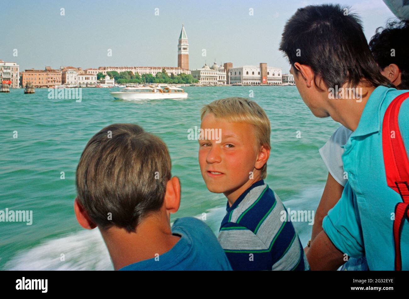 Niños tomando el ferry a Venecia, Campanile de San Marcos, 1988 de agosto, Veneto, Italia Foto de stock