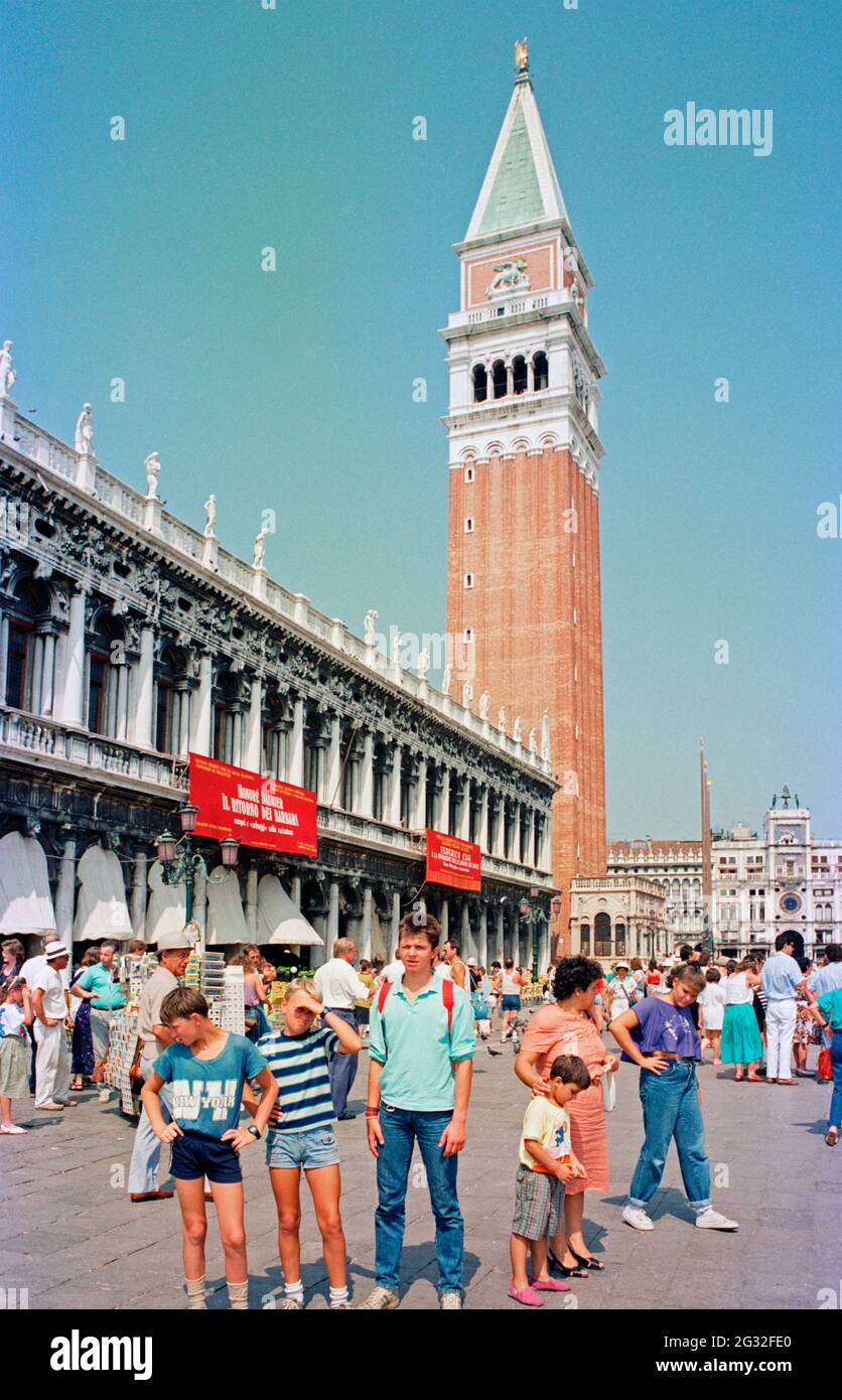 Piazza San Marco, Campanile de San Marcos, Venecia, 1988 de agosto, Veneto, Italia Foto de stock