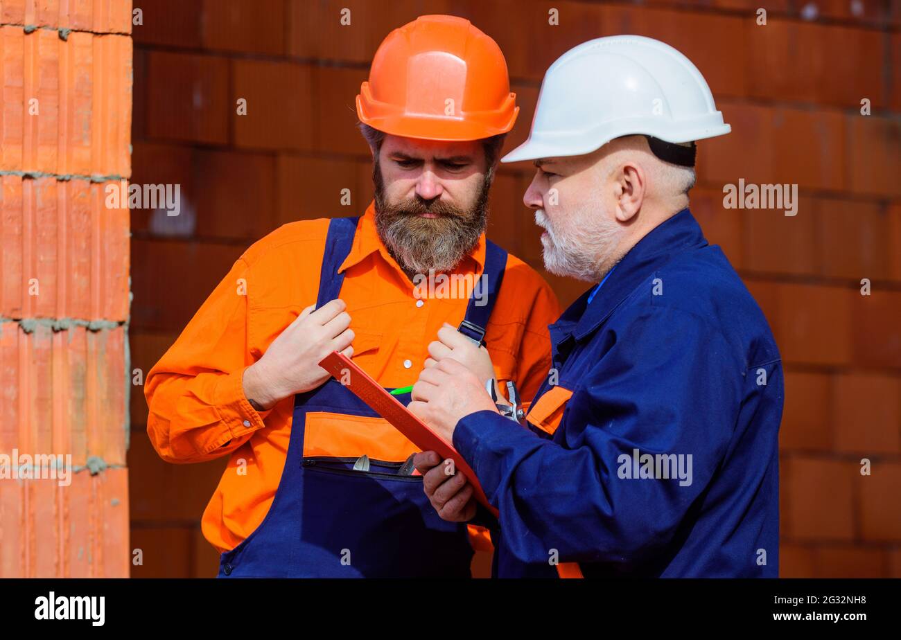 Hombre en gris y rojo vista ropa de trabajo Fotografía de stock - Alamy