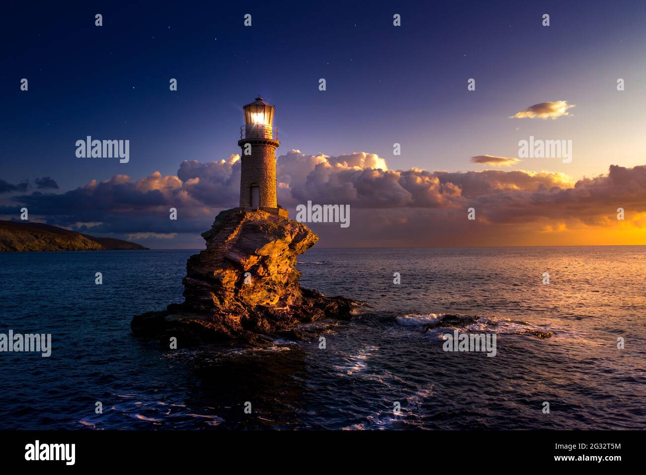 La hermosa Tourlitis Faro de Chora en la noche. La isla de Andros