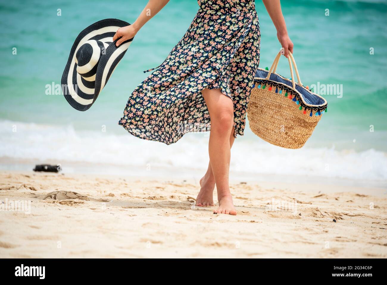 Vacaciones de verano mujer en la playa. Alegre mujer vestir vestido de  verano y sombreros de paja sentado en la playa mirar al mar. Tiempo para  relajarse en el verano Lif Fotografía