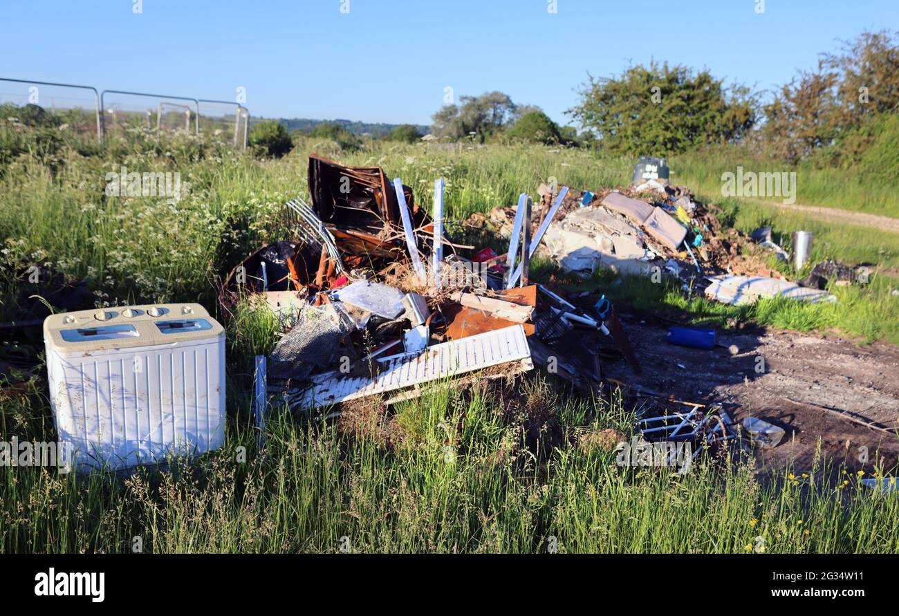 Los residuos que se vierten en el campo, un problema social ilegal, las voladas están causando contaminación ambiental. Foto de stock