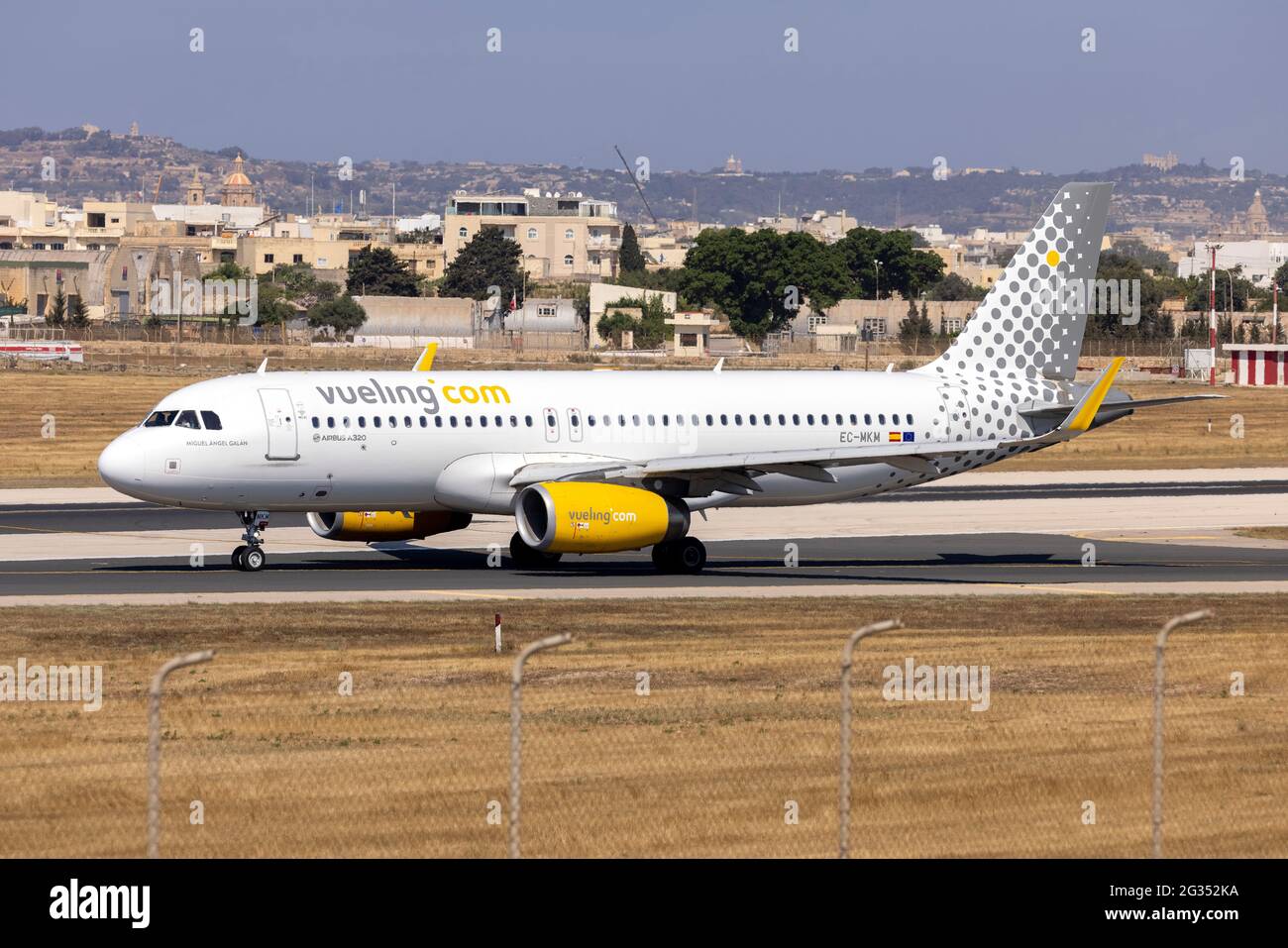 Vueling Airlines Airbus A320-232 (REG: EC-MKM) entrando en la pista 31 para despegue. Foto de stock