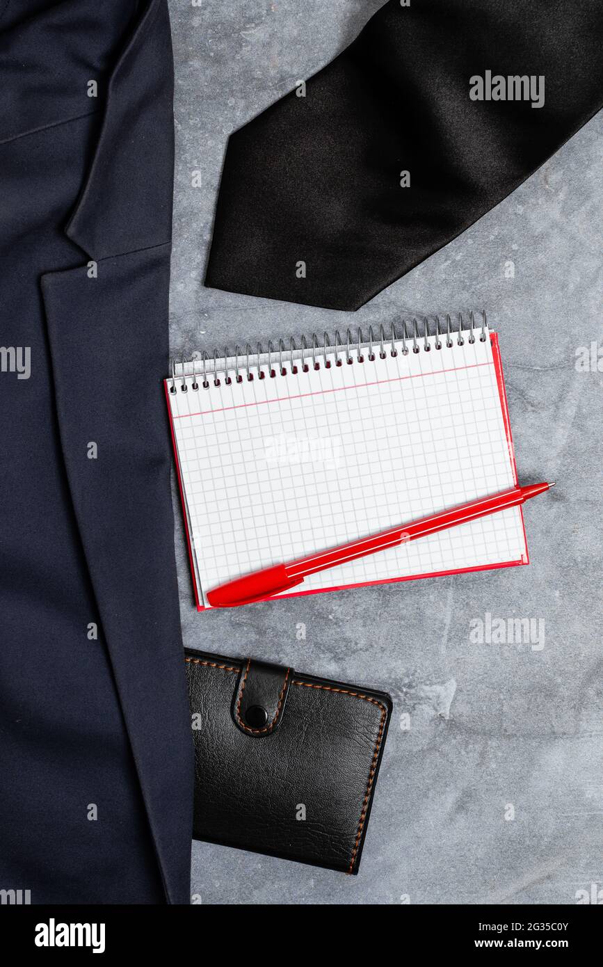 Presentación de nuevos diseños apropiados de vestuario de trabajo, la  presentación de ropa formal de oficina, la escritura de notas importantes,  el resumen del conjunto de informador, la obtención de ropa Fotografía
