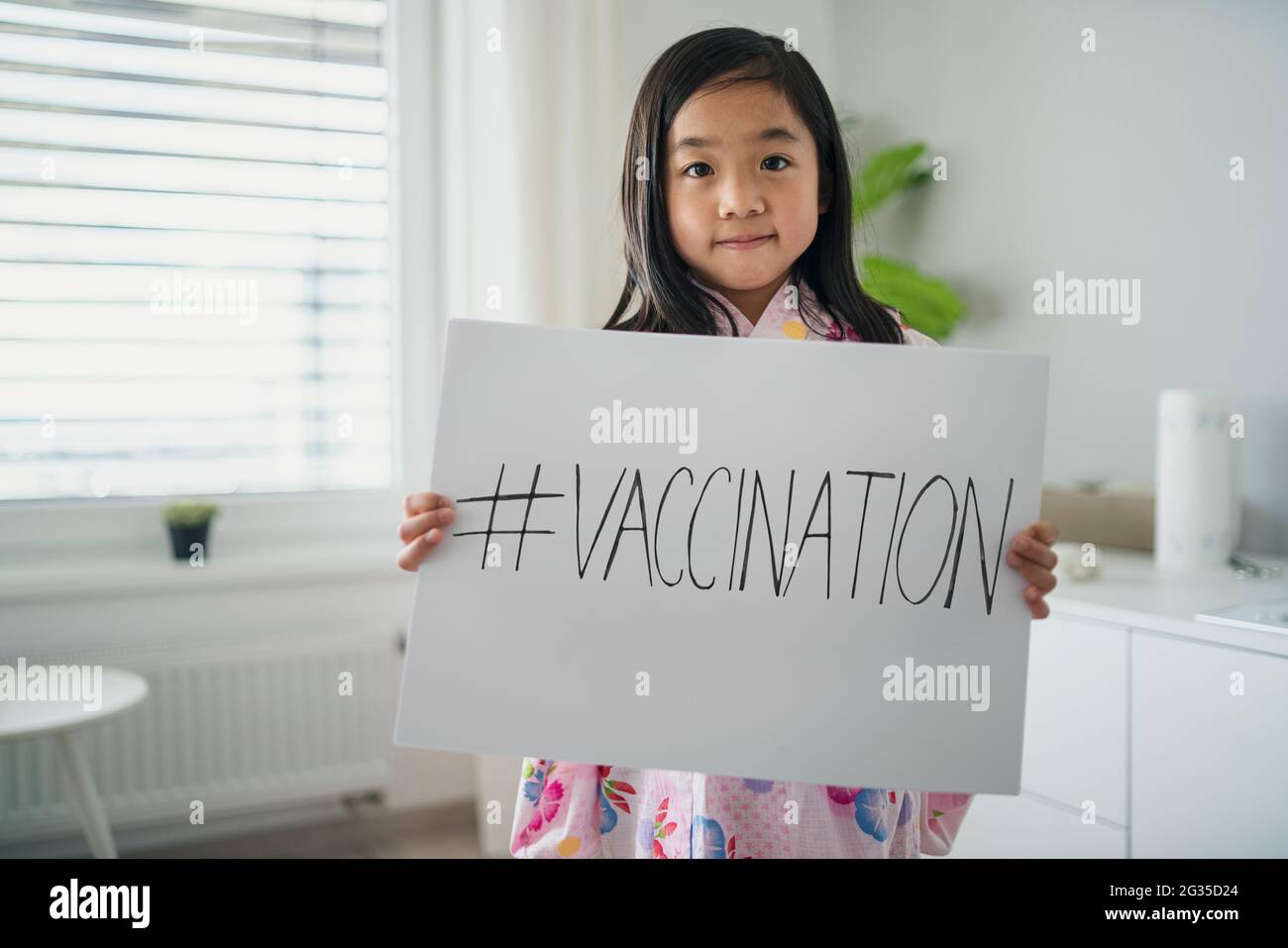 Retrato de niño pequeño japonés, coronavirus, covid-19 y concepto de campaña de vacunación. Foto de stock
