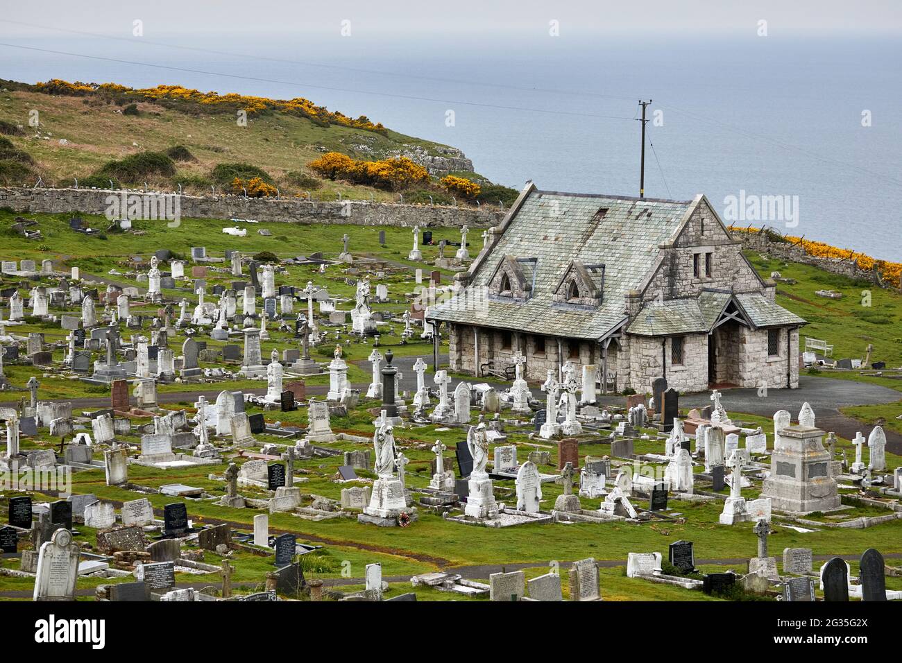 La ciudad costera de Llandudno North Wales Great Orme Cemetery Chapel con vistas al mar de Irlanda Foto de stock