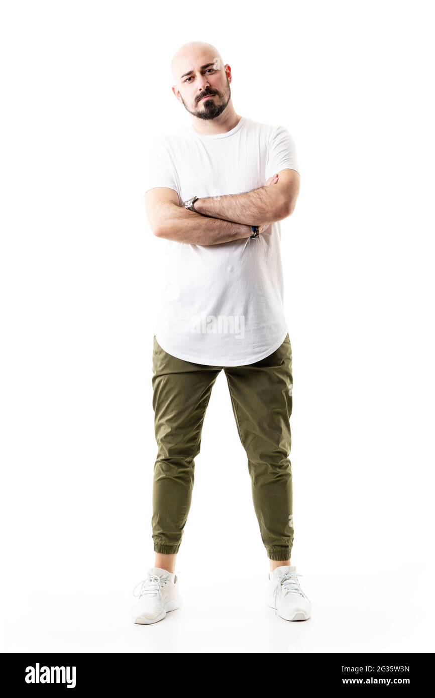 Hombre calvo con estilo orgulloso con camisa blanca y pantalón verde oliva de pie. Cuerpo entero aislado sobre fondo blanco Fotografía de stock - Alamy