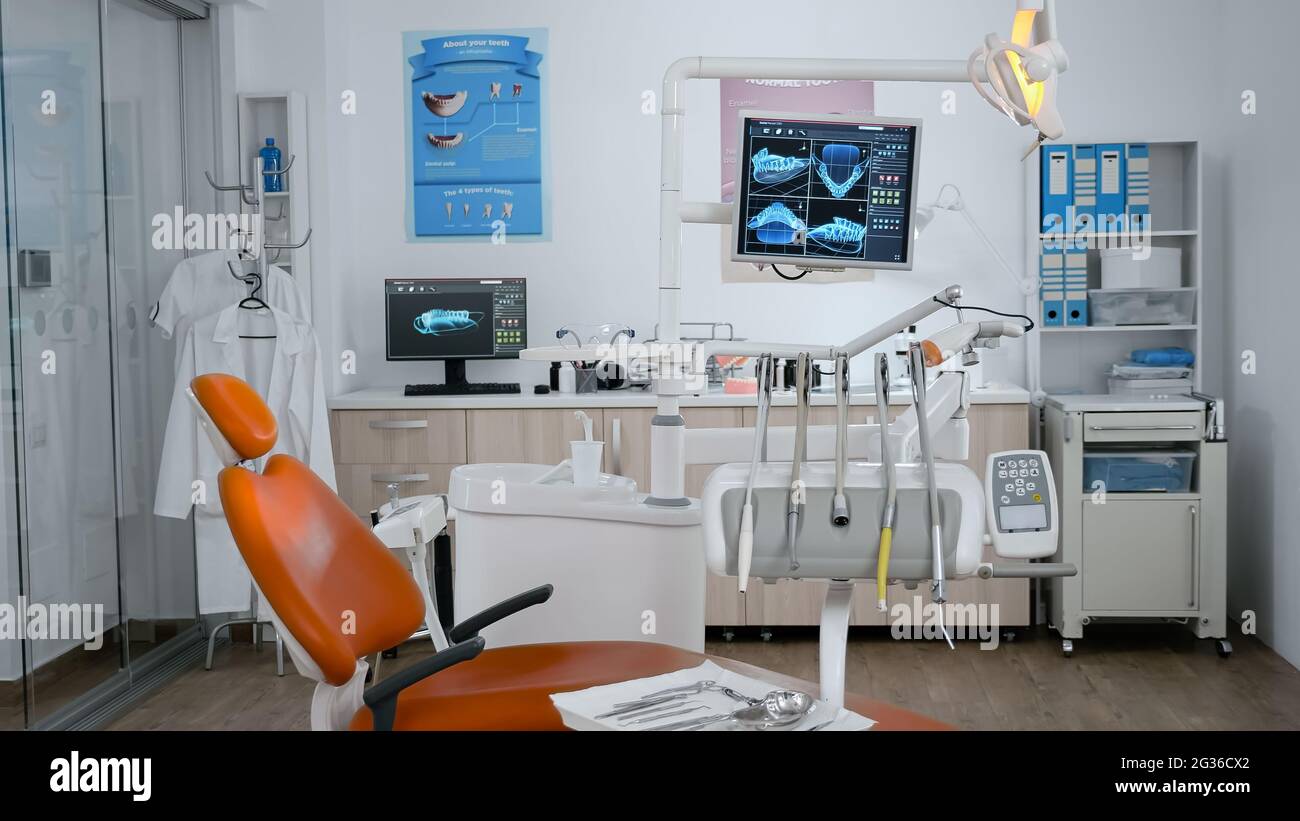 Revelando una foto de silla ortodoncista con nadie adentro, imágenes de  rayos X en la pantalla. Clínica médica Sala de odontología estomatológica,  lista para tratamiento dental, moderna oficina de dentista para el