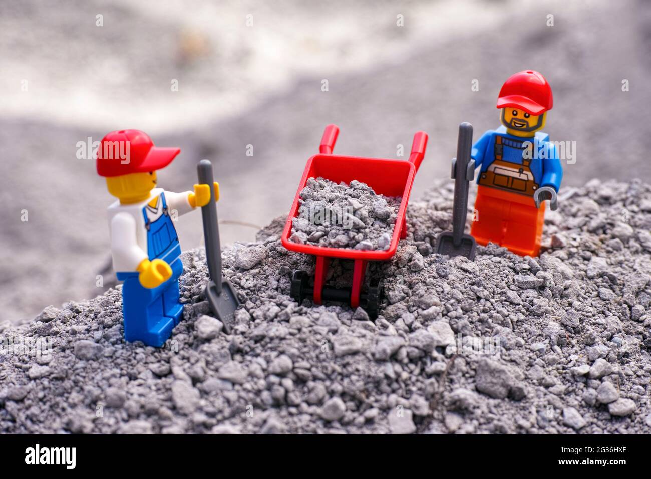 Tambov, Federación Rusa - 26 de mayo de 2021 Trabajadores de la  construcción de Lego cargando grava en una carretilla Fotografía de stock -  Alamy