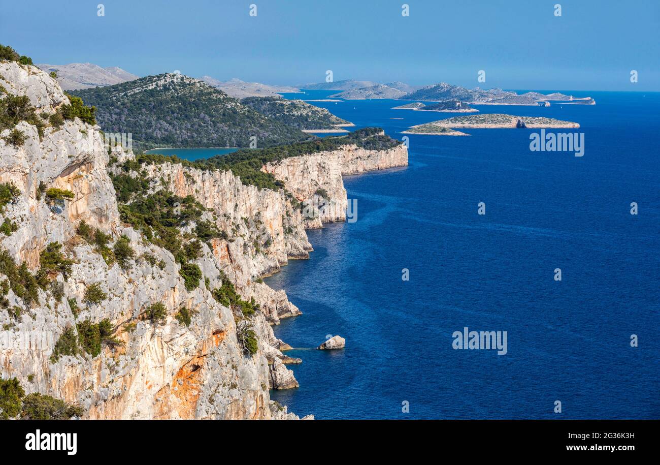 Dugi otok, Croacia. Una vista a los clífs y al Parque Nacional Kornati Foto de stock