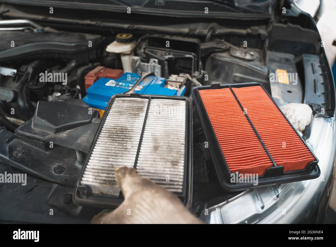 Usado filtro de aire sucio y nuevo, mantenimiento oportuno y servicio de su  coche Fotografía de stock - Alamy