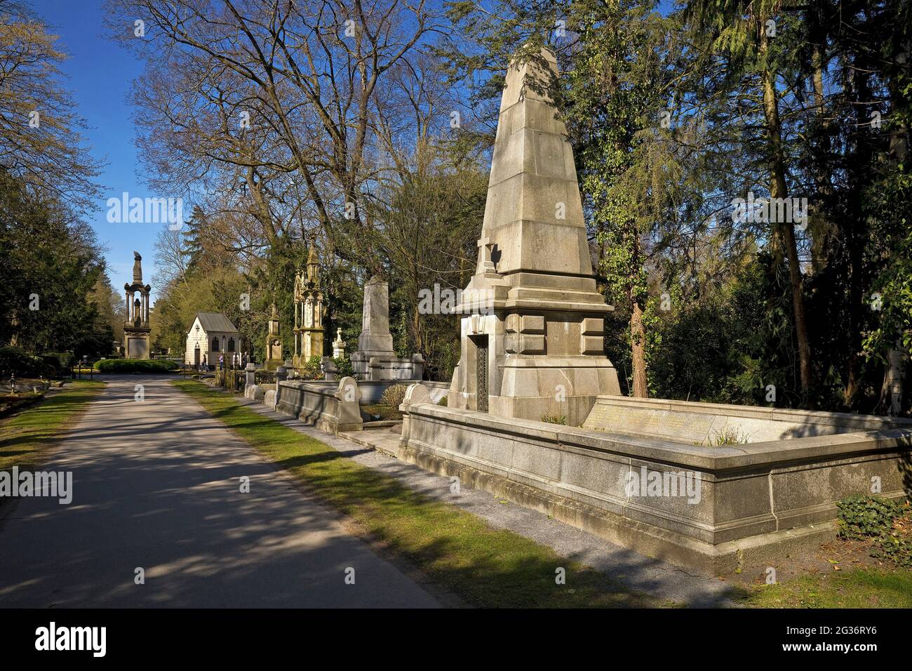 Cementerio de Melaten en primavera, magníficas tumbas en la pasarela principal, Alemania, Renania del Norte-Westfalia, Colonia Foto de stock
