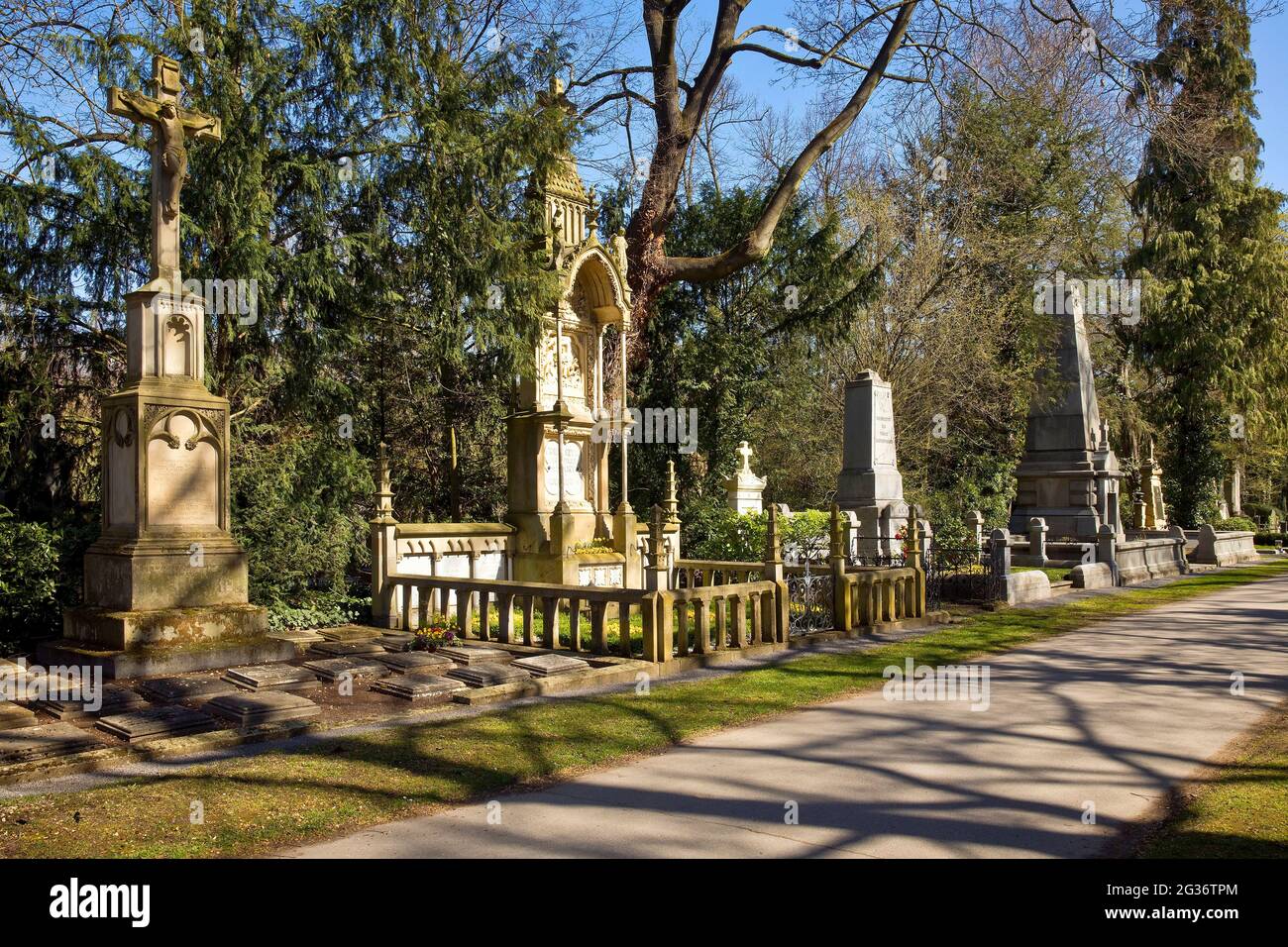 Cementerio de Melaten En primavera, magníficas tumbas bordean la llamada avenida de los millonarios, Alemania, Renania del Norte-Westfalia, Colonia Foto de stock