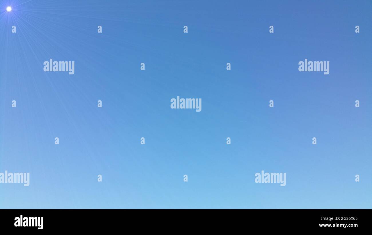 Cielo azul claro sin nubes con rayos de sol y sin nubes, fondo, fondo Foto de stock