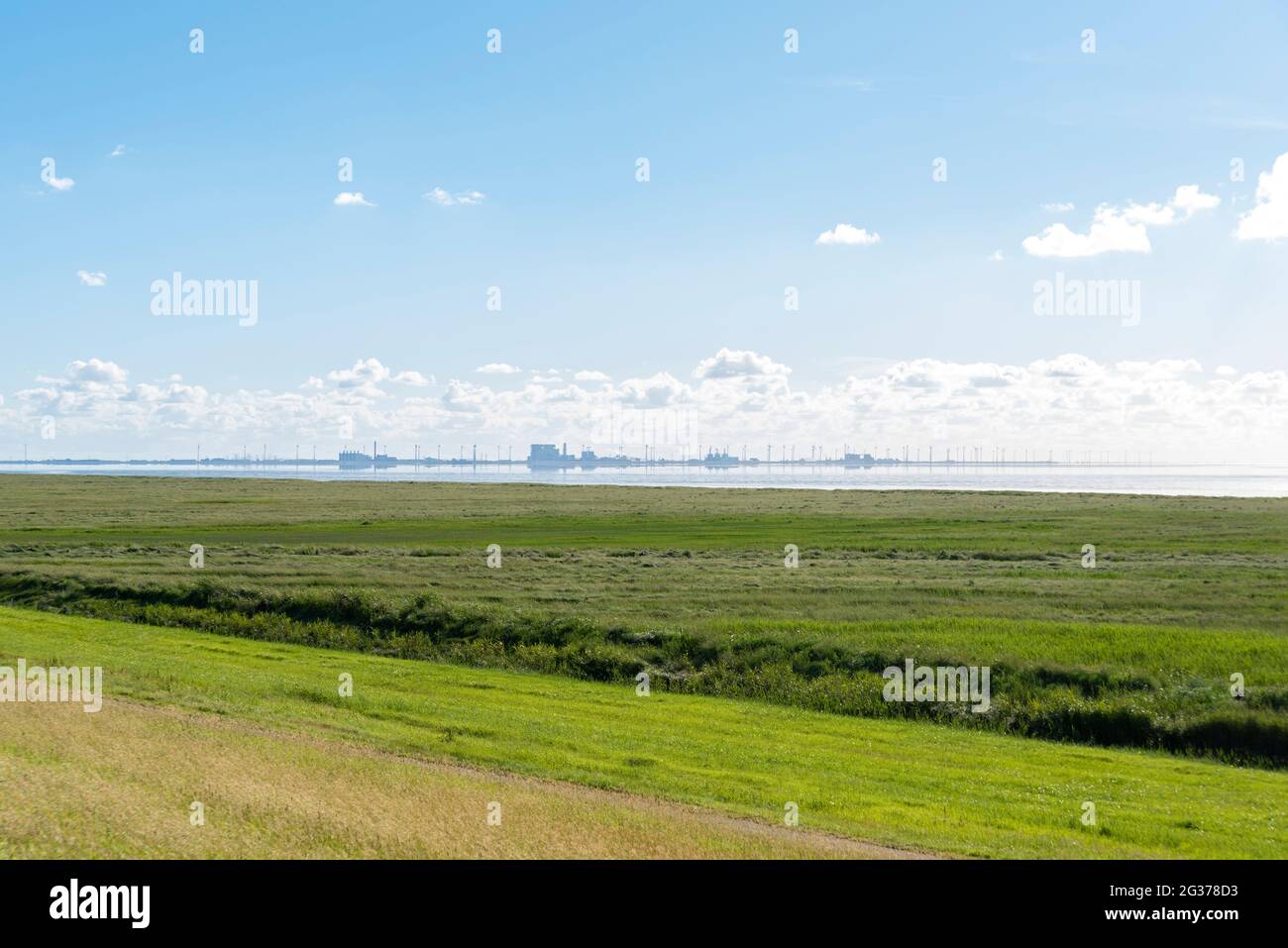 Paisaje con vista sobre el Mar del Norte a la costa holandesa, Pilsum, Baja Sajonia, Alemania, Europa Foto de stock