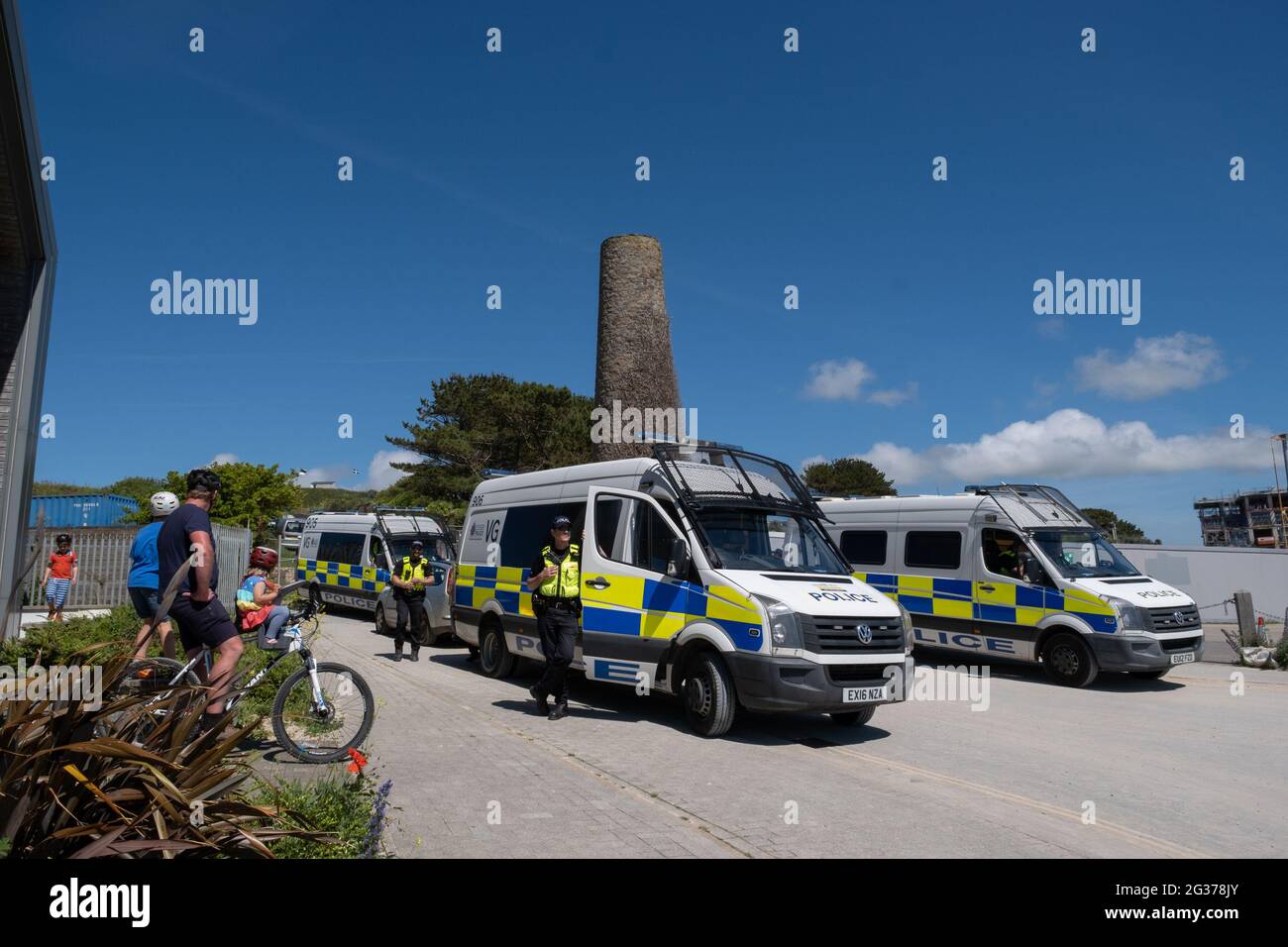 Tres furgonetas de tránsito de la policía estacionaron al sol en caso de problemas en las protestas de G7 en la playa de Hayle, frente a la bahía de Carbis. Telón de fondo de la pila Cornualles Foto de stock