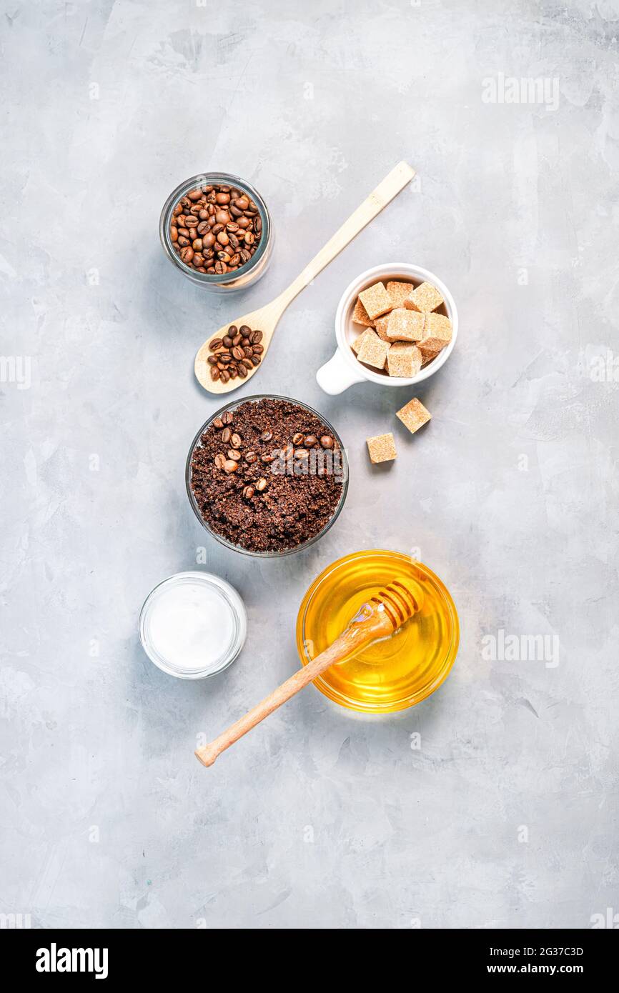 Exfoliante corporal casero de café molido, azúcar y aceite de coco,  cosmética casera para peeling vista superior Fotografía de stock - Alamy