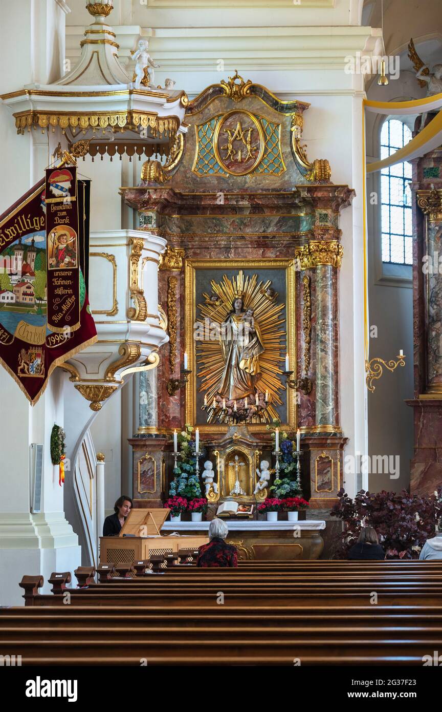 Altar lateral y púlpito, iglesia parroquial católica de San José en Tutzing, Alta Baviera, Baviera, Alemania Foto de stock