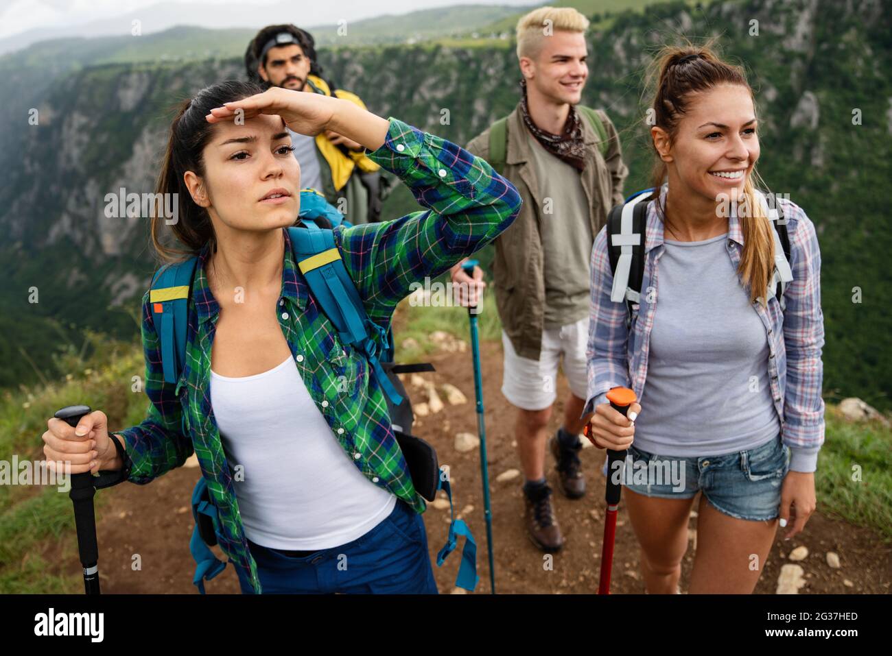 Grupo de amigos felices de senderismo, trekking juntos naturaleza al aire libre Foto de stock
