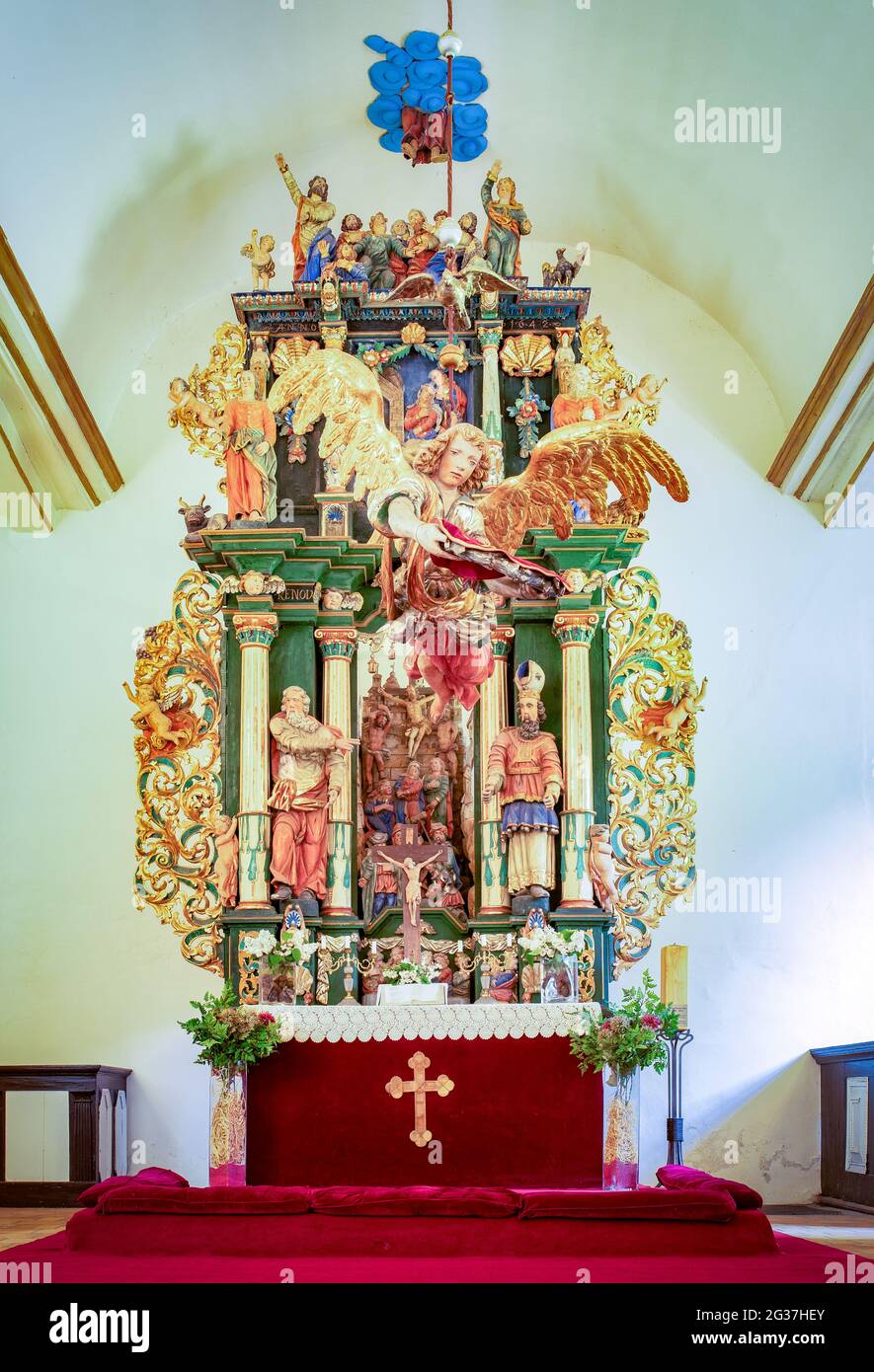 Sorkwity, Polonia - Interior de una antigua iglesia evangélica. Altares  ricamente ornamentados, puestos, púlpito Fotografía de stock - Alamy