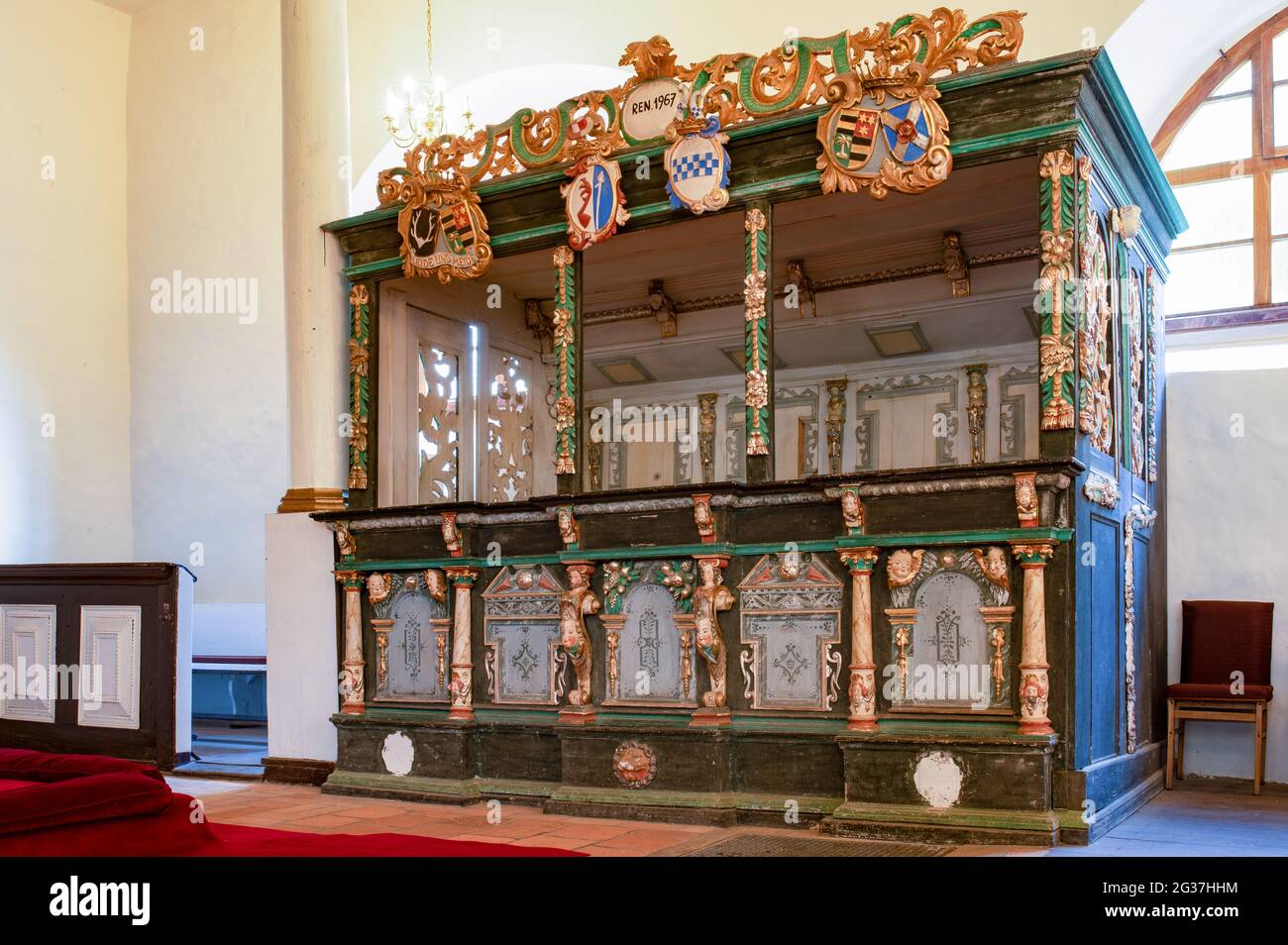 Sorkwity, Polonia - Interior de una antigua iglesia evangélica. Altares  ricamente ornamentados, puestos, púlpito Fotografía de stock - Alamy