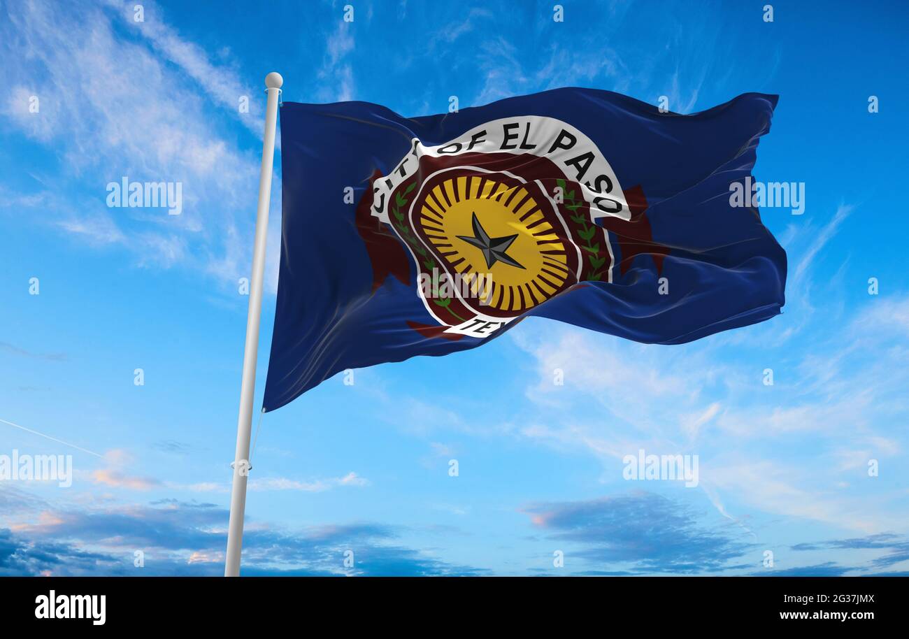 Bandera de El Paso, Texas en el fondo nublado del cielo al atardecer