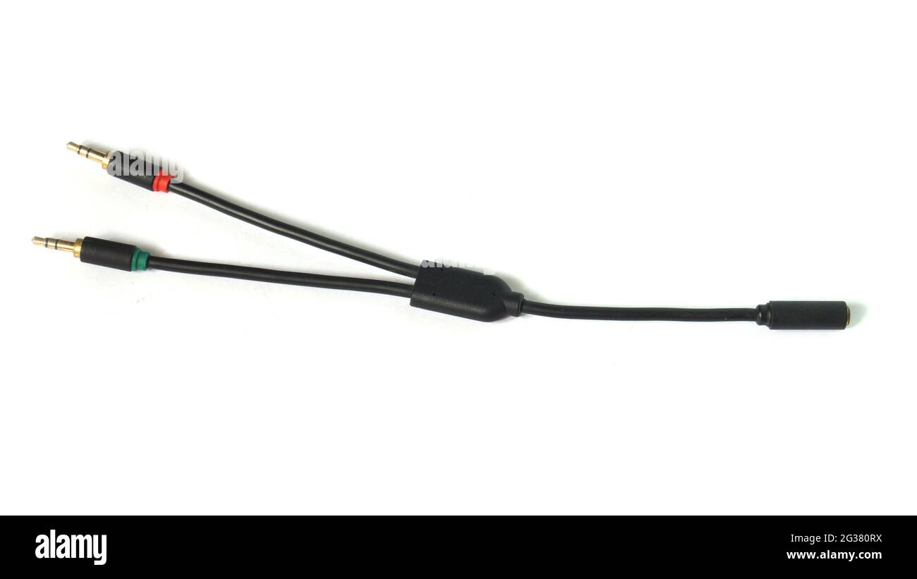 Cable divisor de audio de micrófono de auricular aislado que permite  conectar un auricular de 4 posiciones con entrada de audio y micrófono al  PC o portátil en un Fotografía de stock -