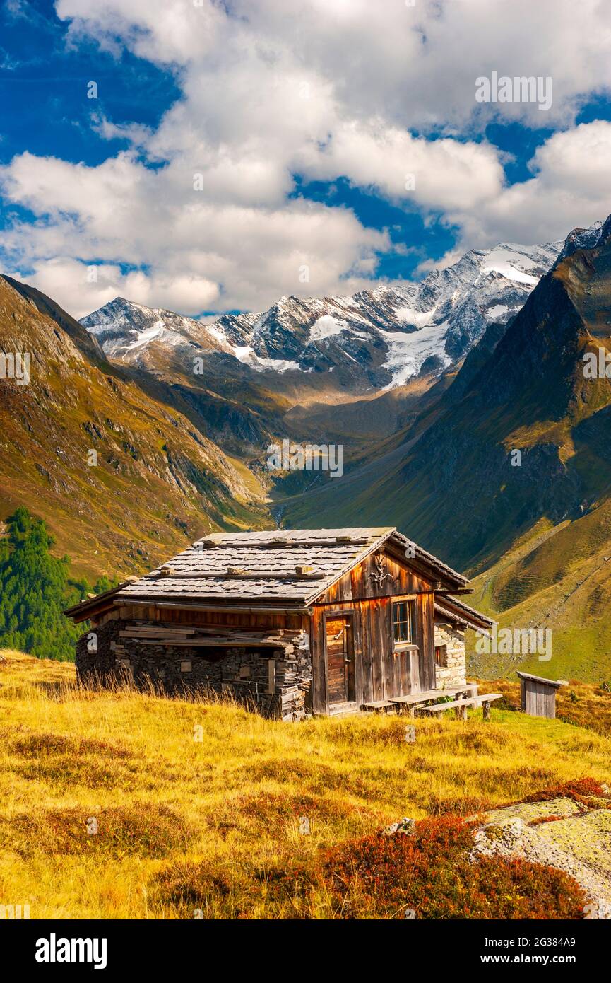Berghütte auf der Alm im Ahrntal en Südtirol Foto de stock