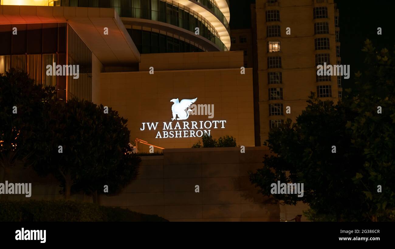 Baku, Azerbaiyán - Julio 2019: Señalización iluminada para el hotel Baku JW Marriott Absheron, Azerbaiyán Foto de stock