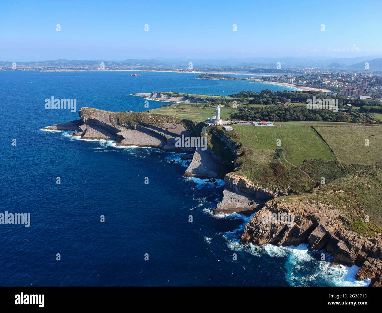 Vista aérea del faro Faro Cabo mayor en la ciudad de Santander, Cantabria, España Foto de stock