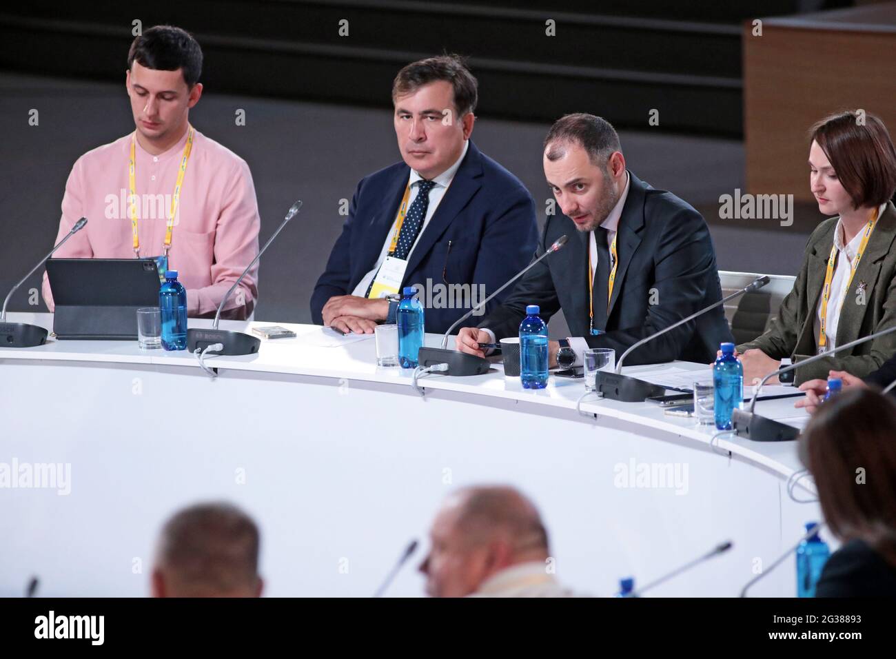 KIEV, UCRANIA - 14 DE JUNIO de 2021 - Jefe del Comité Ejecutivo del Consejo Nacional de Reformas de Ucrania Mikheil Saakashvili y Ministro de Infrast Foto de stock