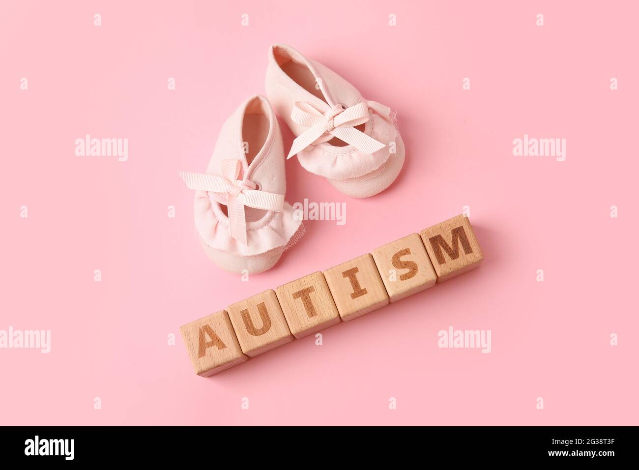 AUTISMO de palabras hecho de cubos y zapatos para niños sobre fondo de  color Fotografía de stock - Alamy