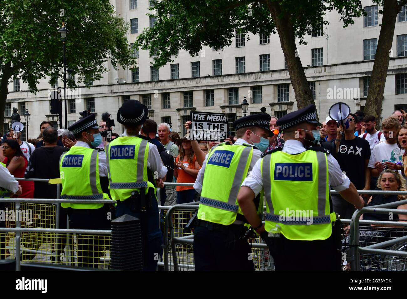 Londres, Reino Unido. 14th de junio de 2021. Manifestantes de boca alta jurando a la policía en el frente de 10 Downing Street el 14th de junio de 2021, Londres, Reino Unido. Crédito: Picture Capital/Alamy Live News Foto de stock