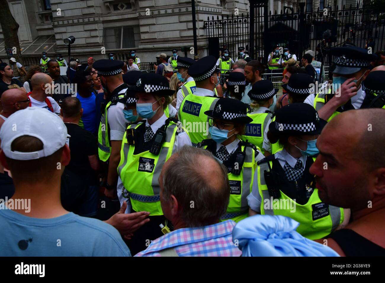 Londres, Reino Unido. 14th de junio de 2021. Manifestantes de boca alta jurando a la policía en el frente de 10 Downing Street el 14th de junio de 2021, Londres, Reino Unido. Crédito: Picture Capital/Alamy Live News Foto de stock
