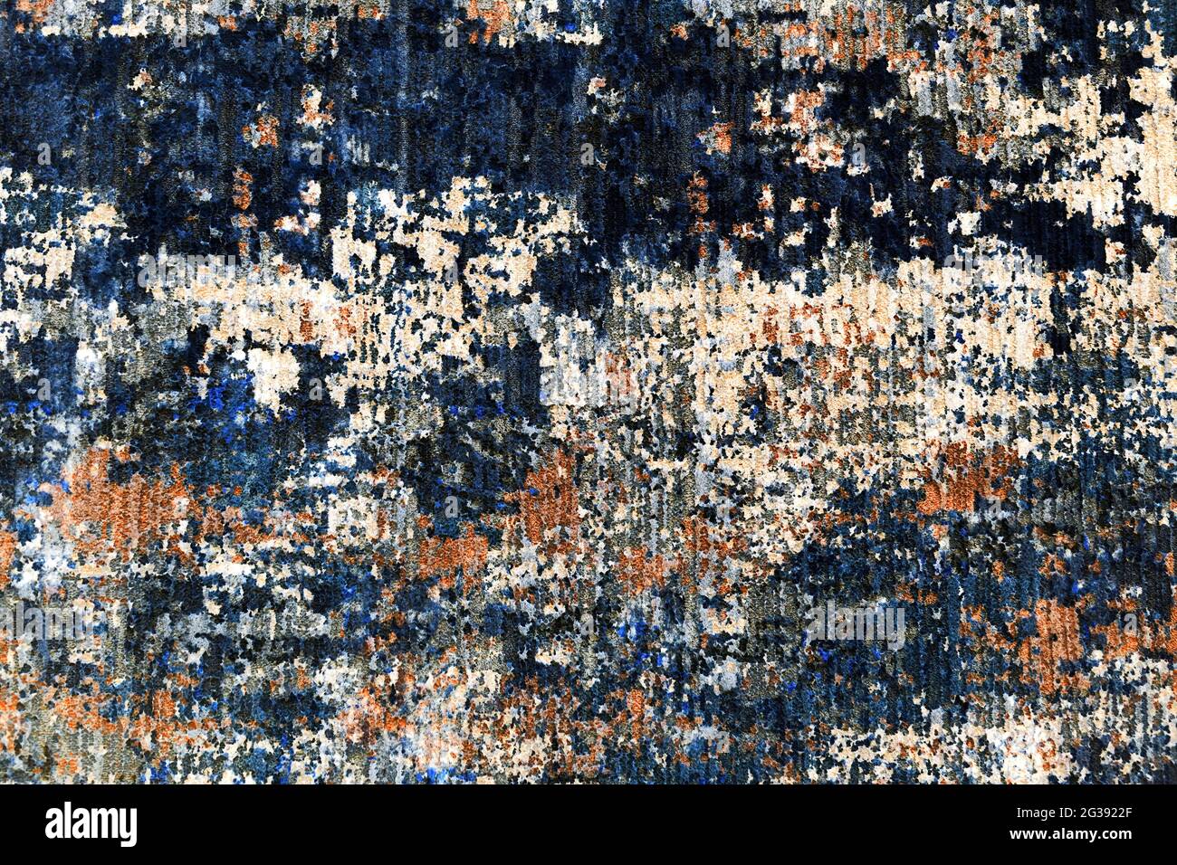 Textura textil de alfombra abstracta y colorida con diferentes hilos y colores dorados. Diseño interior patrones y decoraciones fondos Foto de stock