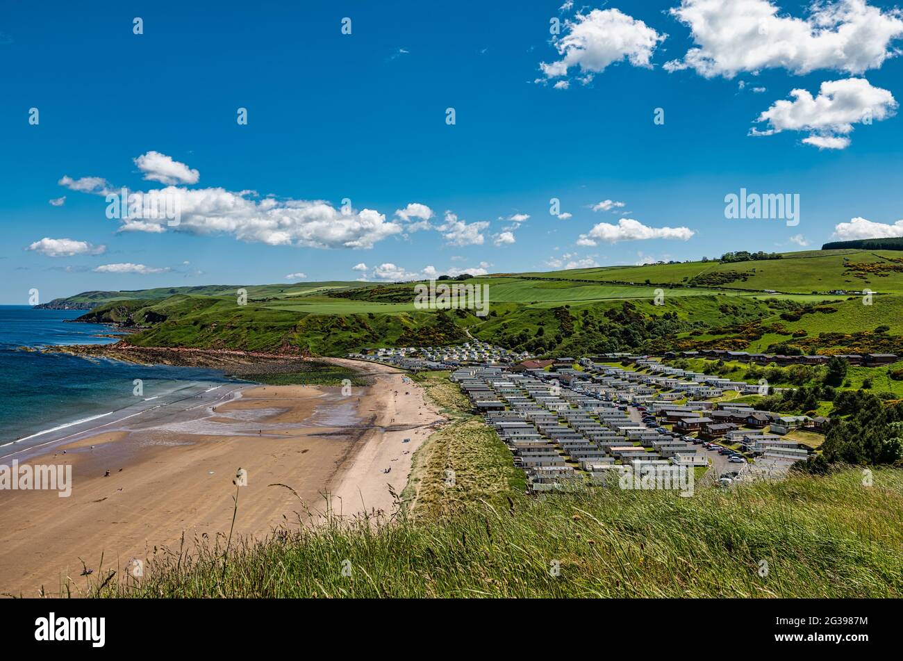 Vista del parque de vacaciones Pease Bay con casas móviles en el soleado día de verano, Berwickshire, Scottish Borders, Escocia, Reino Unido Foto de stock