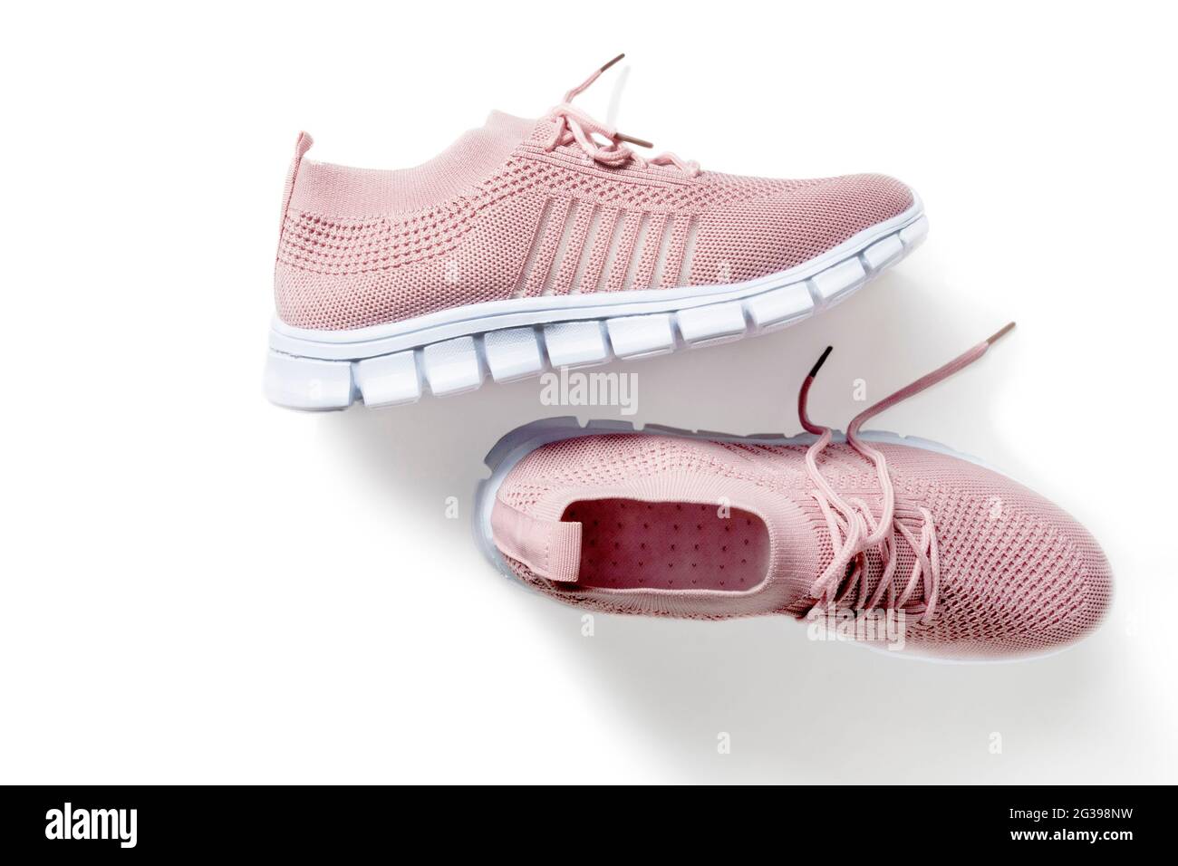 Zapatillas mujer de color rosa con un tejido suave y ligero un blanco Fotografía de stock -