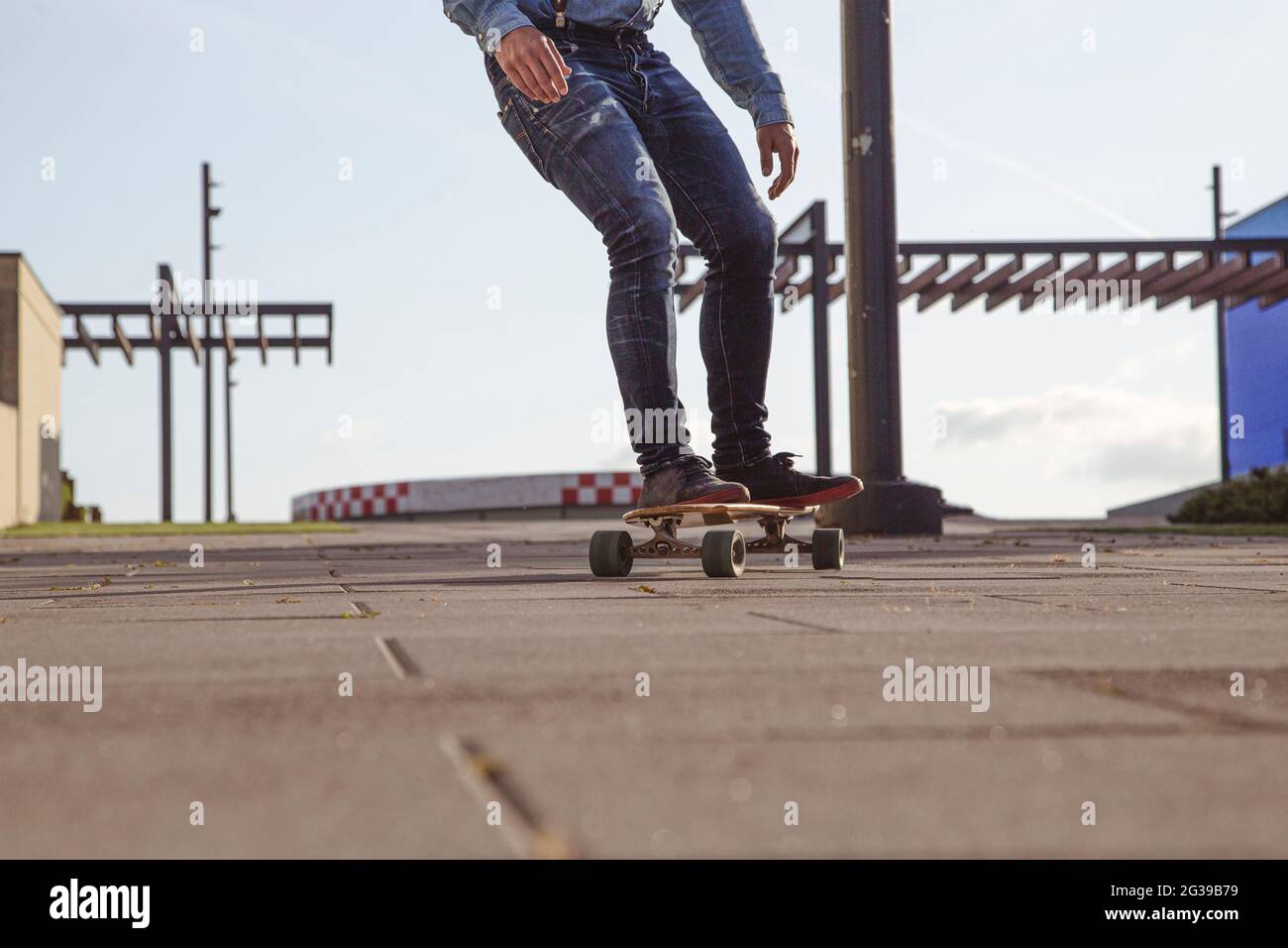 Hipster montar en longboard Fotografía de stock - Alamy