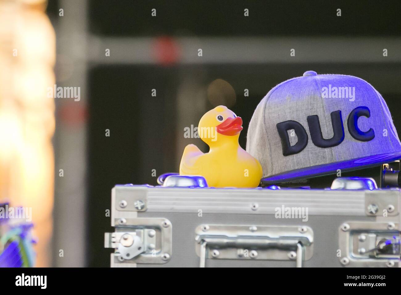 un pato de goma y una gorra en una maleta de plata Fotografía de stock -  Alamy